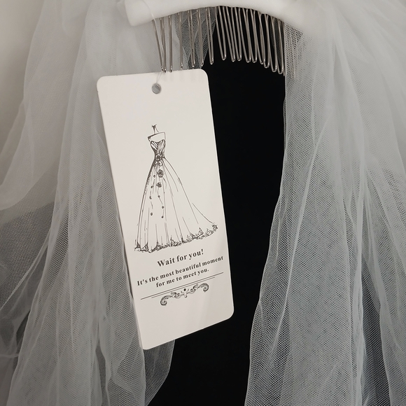 Elegant Long Knee-length White Bridal Veil‎ With Comb (New) - Picture 2 of 4